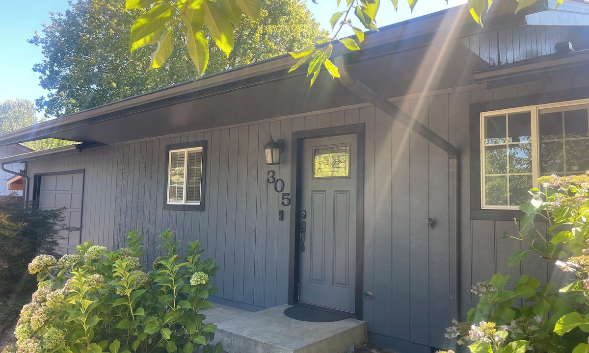 Woodland House | Cozy, 3BR retreat near Freeway, Fishing & Golfing