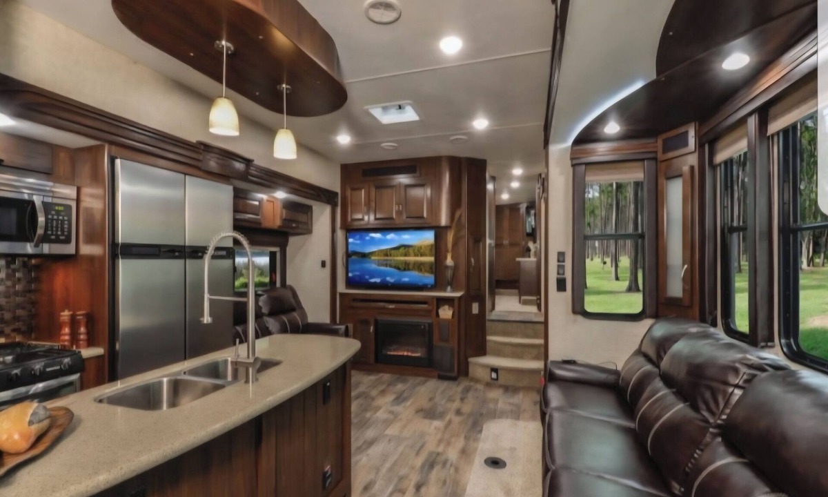 Centennial Hills House | Cozy 5th wheel pool side escape. Sleep up to 6. 30 min to L.V., lake, skiing.