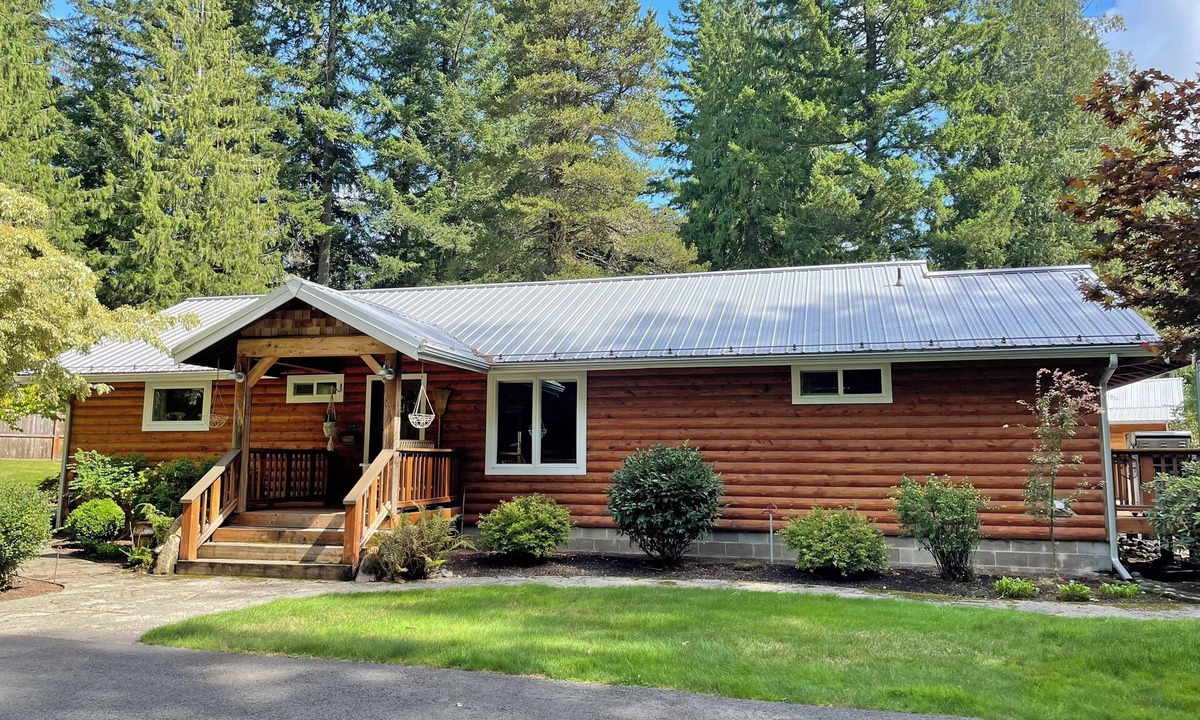 Riverbend House | Cozy Adult Retreat Cabin