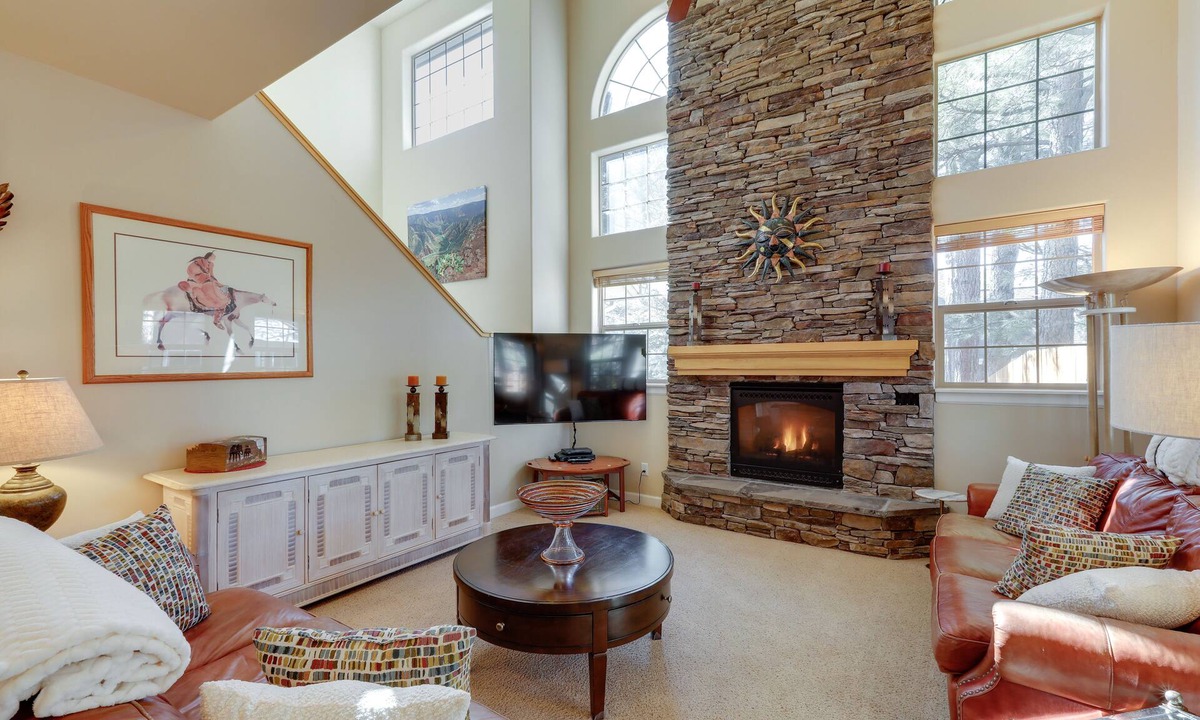 Ponderosa Trails House | Cozy Arizona Retreat w/Fireplace, Patio & Grill!