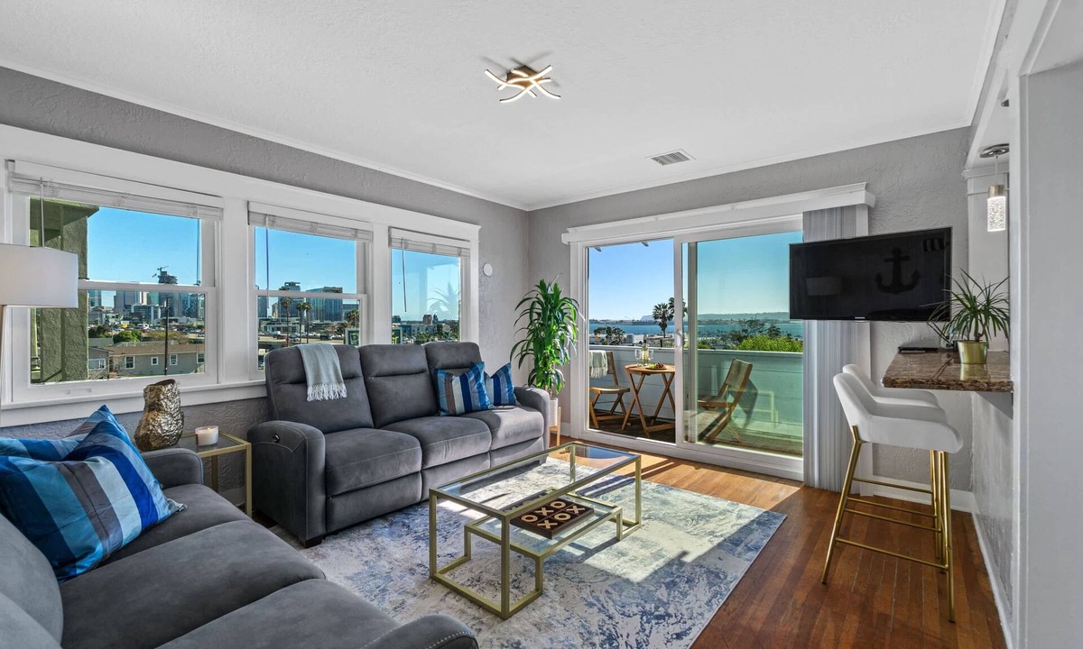 Bankers Hill Apartment | Cozy Bankers Hill Hideaway - AC, Bay View, and Parking