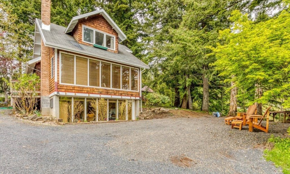 Stevenson Apartment | Cozy Blueberry Cottage Studio king bed, kitchenette,