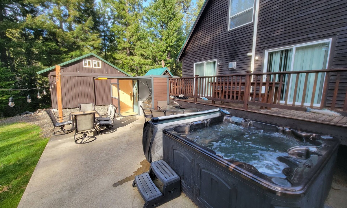 Ronald House | Cozy Cabin with hot tub, Sauna & outdoor kitchen!