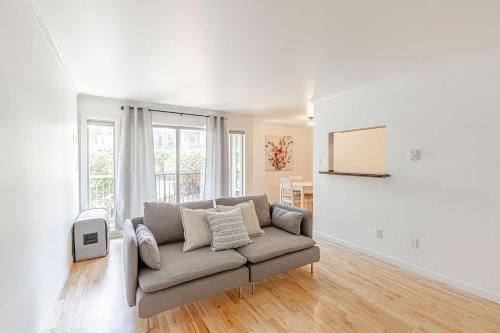 East Queen Anne Apartment | Cozy Condo with Parking near Space Needle