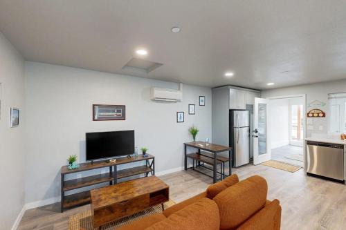 Florence House | Cozy condo with sun room washer & dryer close to the river
