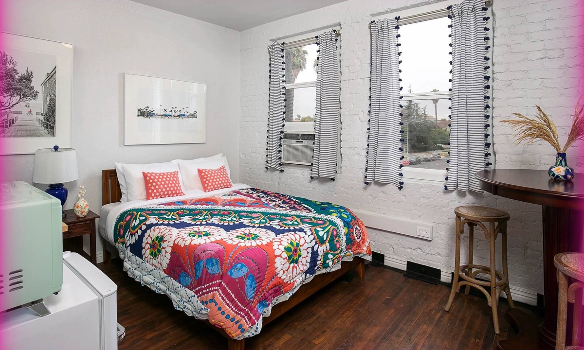 Westlake Apartment | Cozy & Convenient in Central LA
