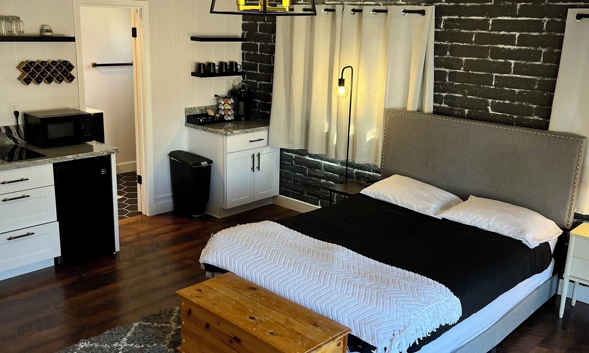 Lake Montezuma Apartment | Cozy cottage studio in adorable Lake Montezuma with WiFi, AC, indoor fireplace