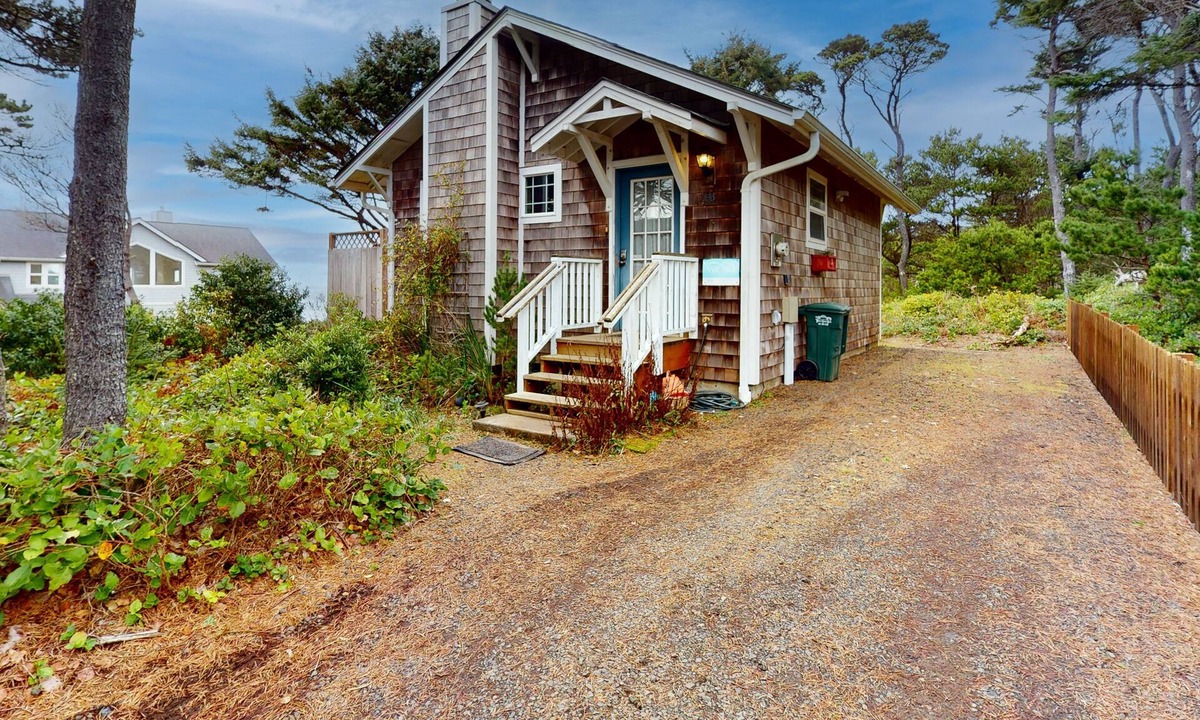 South Beach Cabin | Cozy Dog-friendly Cottage with Great Ocean Views and Fantastic Location
