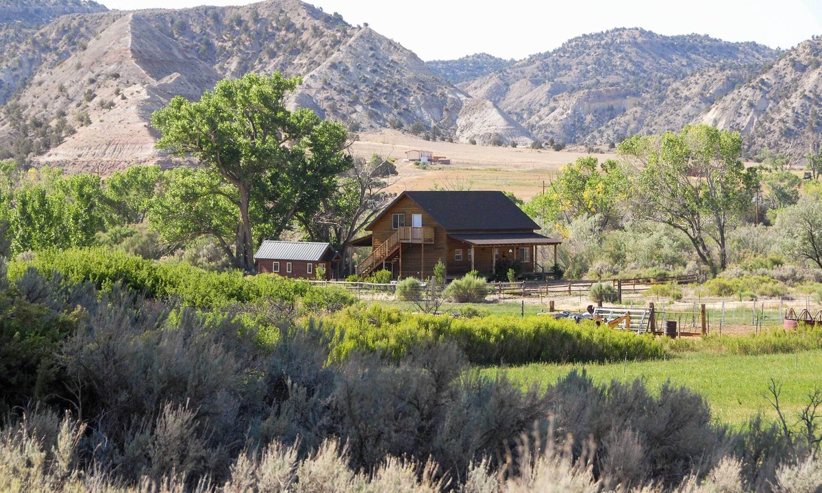 Henrieville Cottage | Cozy Henrieville Cabin: 18 Mi to Bryce Canyon NP!