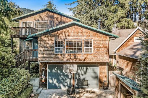 Neahkahnie Beach House | Cozy home 4 blocks from the beach with deck woodstove & sunroom