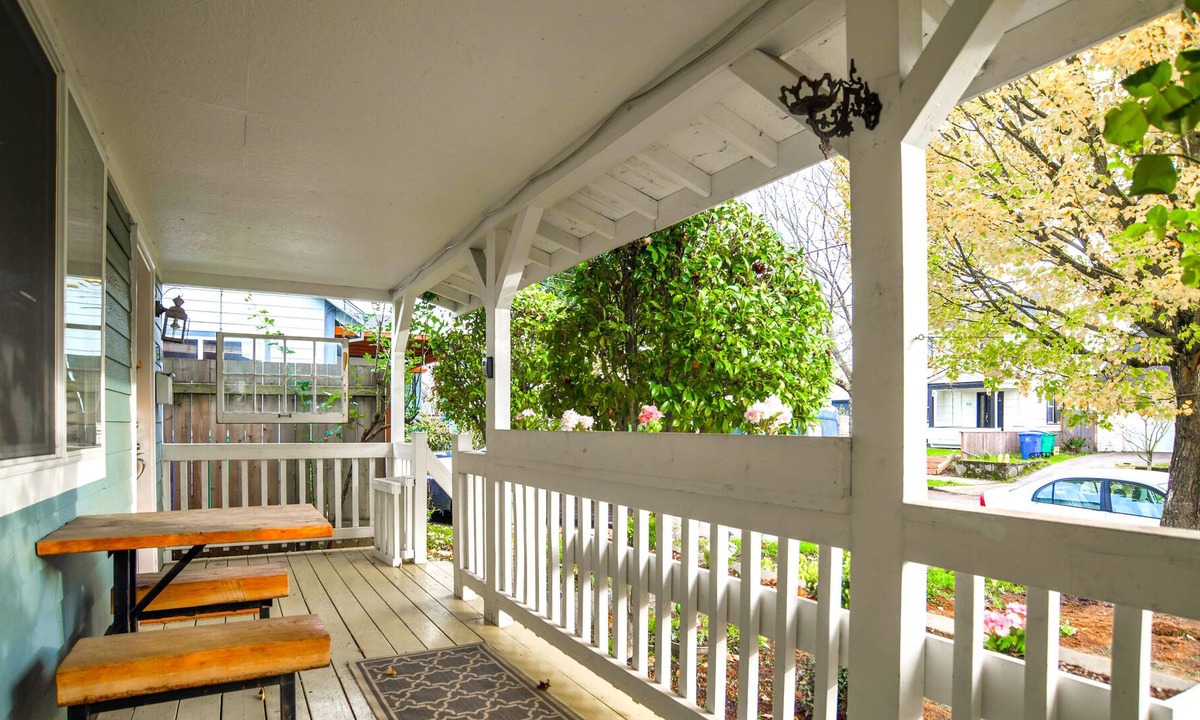 Vernon House | Cozy House in the Alberta Arts District