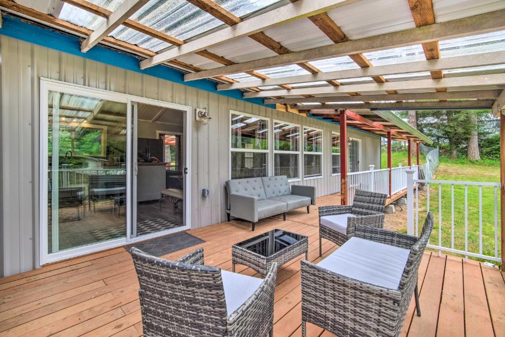 North Bend House | Cozy North Bend Getaway Near Dunes + Ocean!