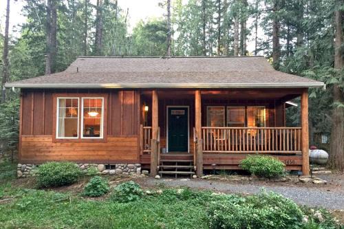 Warnick House | Cozy Pet-Friendly Cabin with Hot Tub