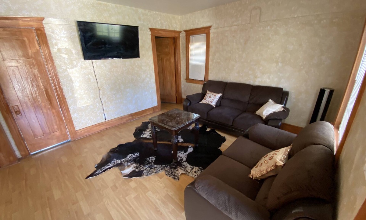 Pico House | Cozy Santa Monica 2BD House with drive way.