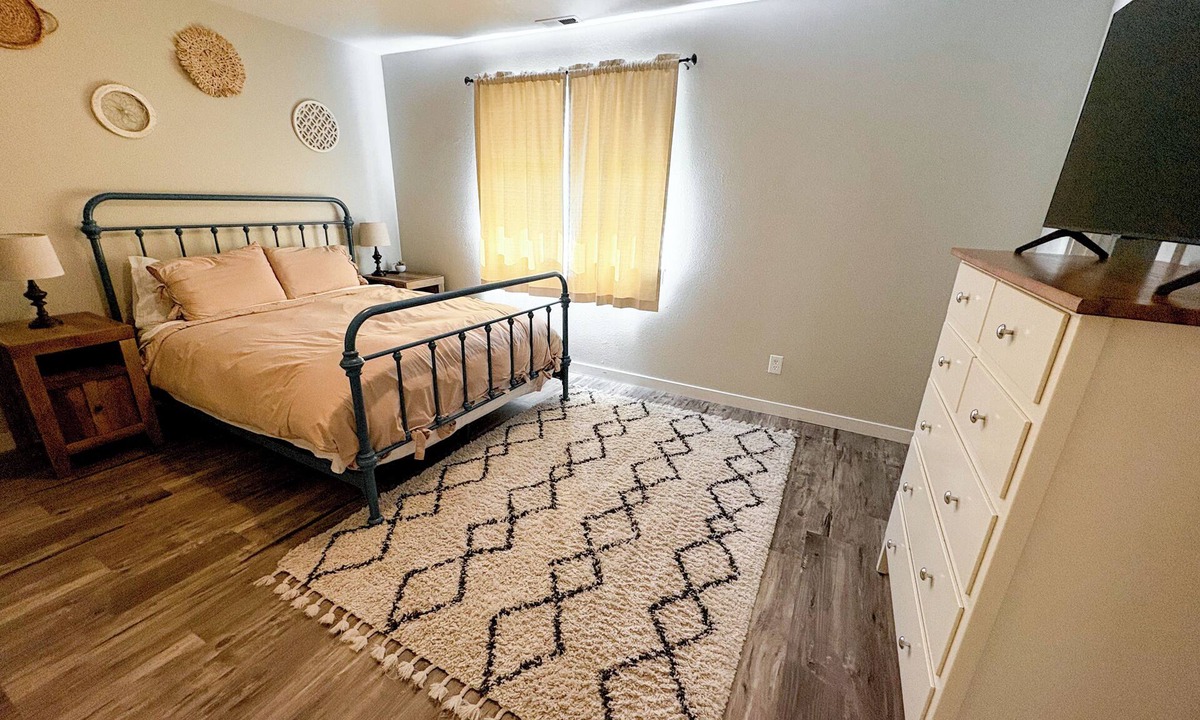 Independence House | Cozy Stay in Wine Country
