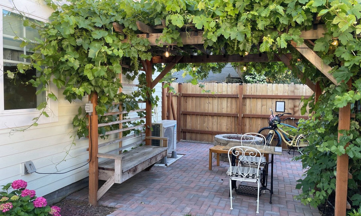 Walla Walla Cottage | Cozy studio near Pioneer Park, Whitman College and downtown Walla Walla.