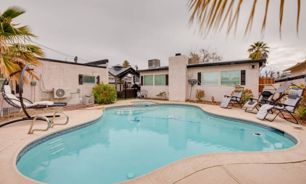 Richfield House | Cozy Vegas Casita w Pool & Hot Tub Access!