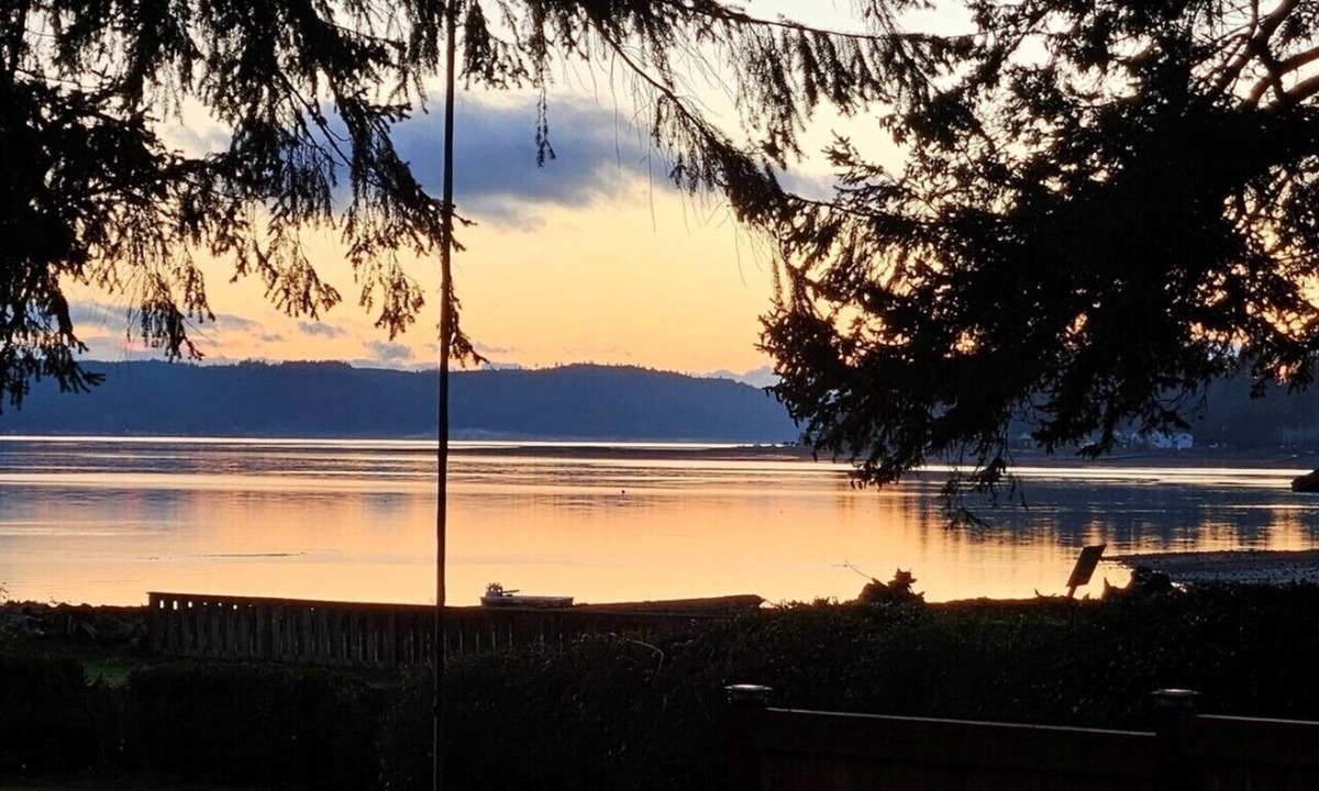 Belfair Cottage | Cozy Water-View Escape with Private Beach Access