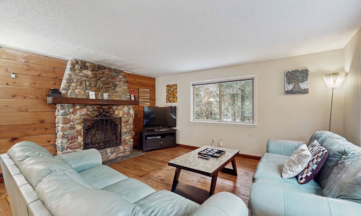 Rhododendron House | Creekside cabin with water view, deck, jetted tub & game room - near Mt Hood