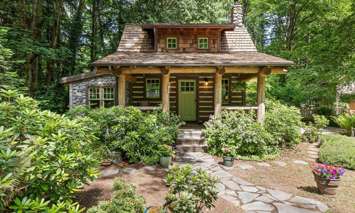 South Colby Cabin | Creekside Fairytale Cabin Near Ferries to Seattle