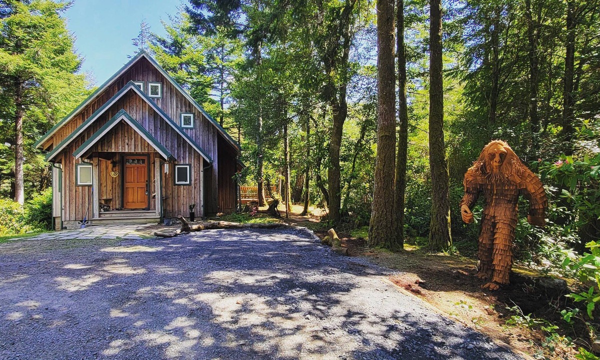 Port Orford Cabin | Custom A Frame Cabin -Firepit & Grill-WIFI & W/D- Pet Friendly! Close to Beach!