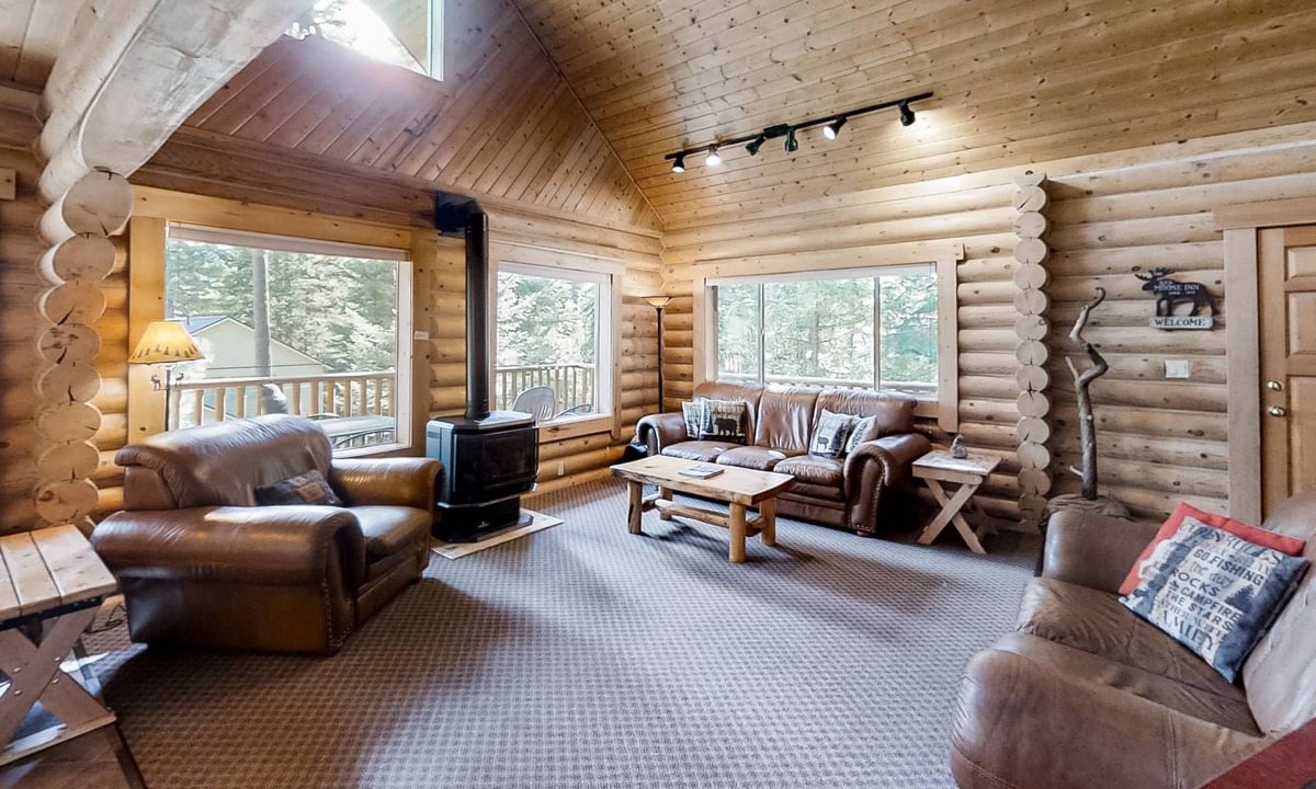 Wallowa County House | Custom-built log home w/gas grill, free WiFi, deck, and private location