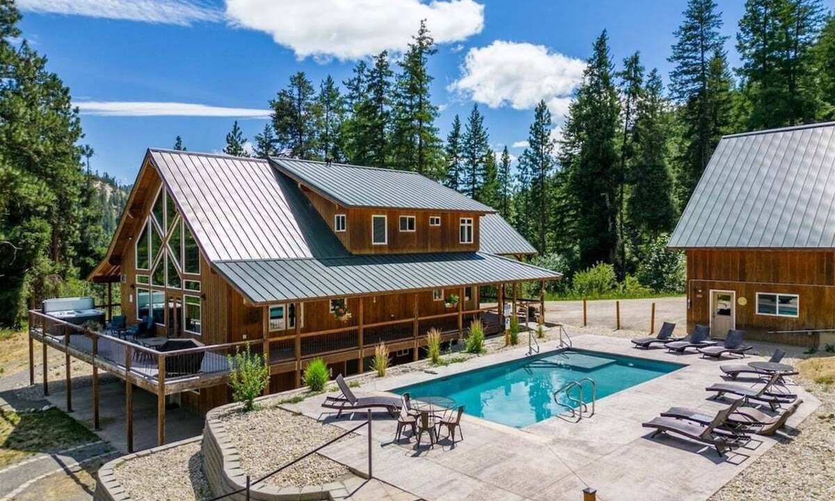Leavenworth House | Custom Lodge Near Leavenworth w/Game Room