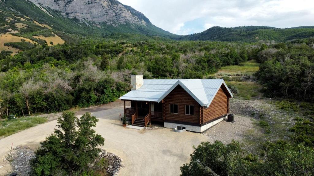 River Bottoms House | Cute Cabin with Mountain Views and King Bed