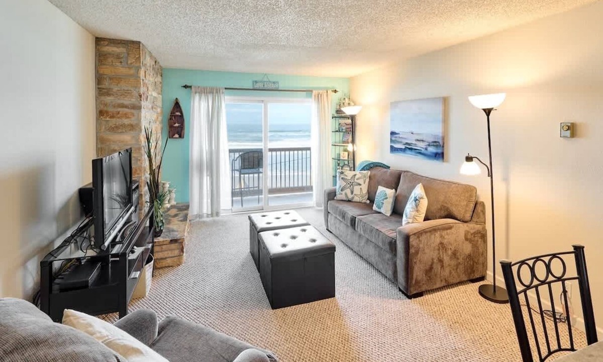 Lincoln City Condo | Cute Oceanfront Condo - Top Floor - Fireplace!
