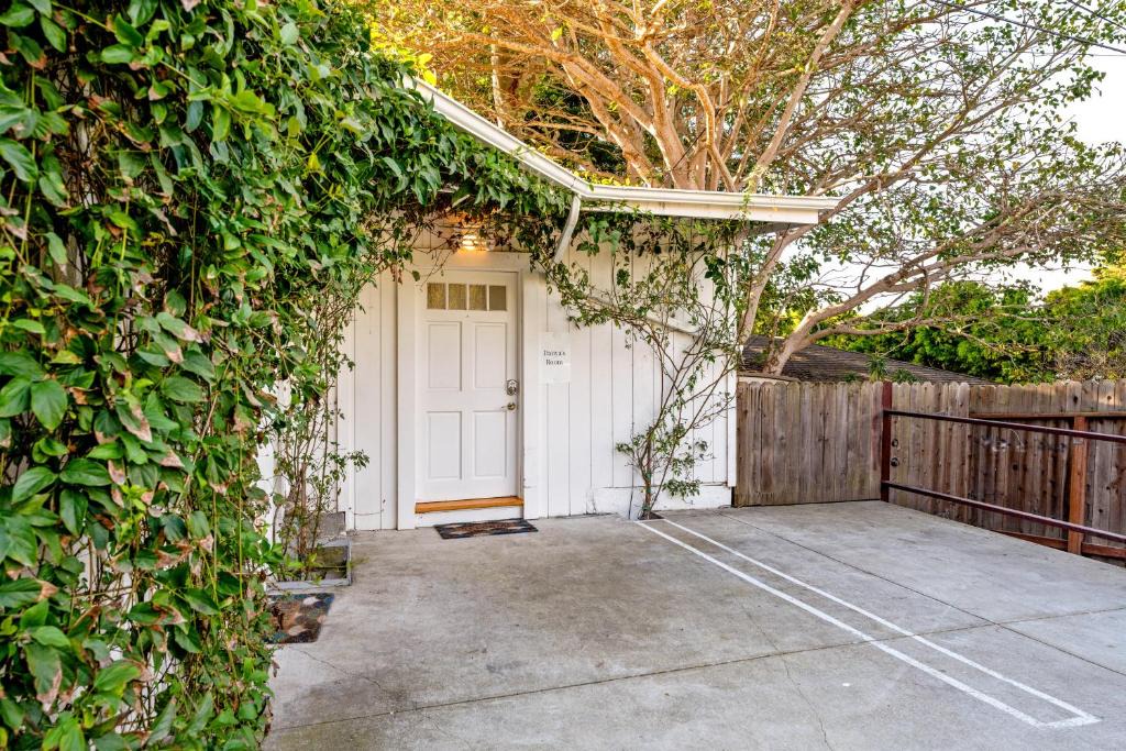 Santa Barbara House | Danya's Cottage | Chosen Beach Collection
