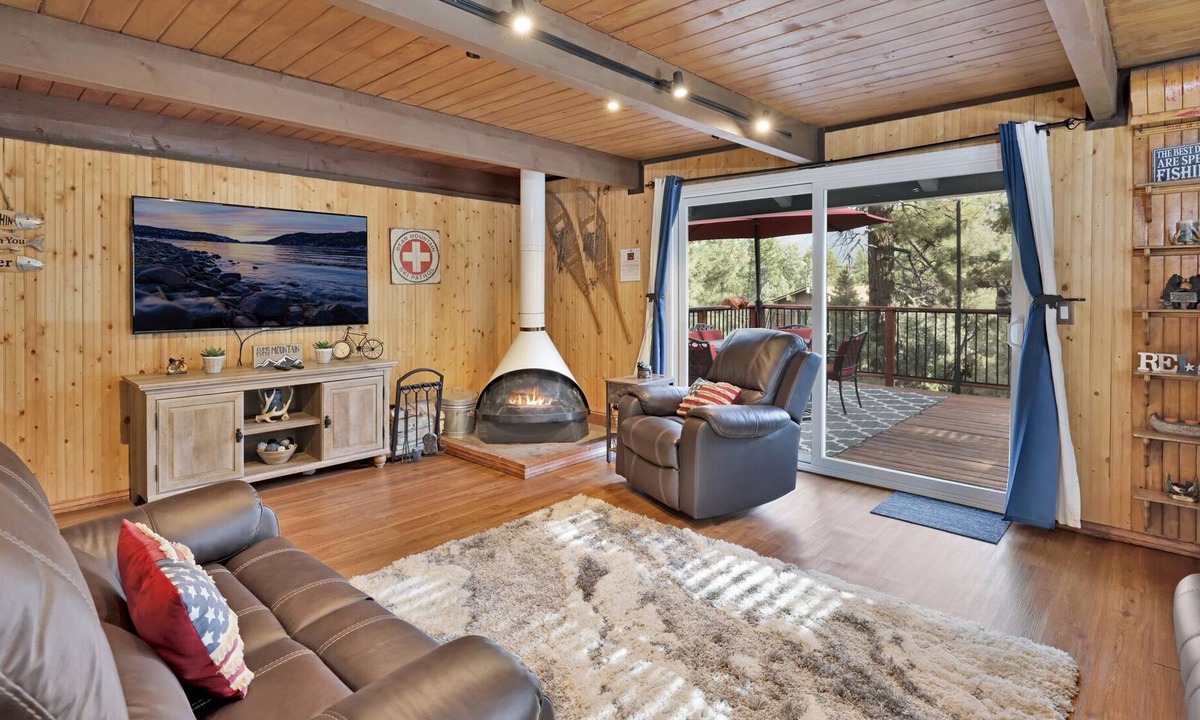 Big Bear City Ski Chalet | Daze Off by Big Bear Vacations | Hot Tub | Cozy Modern Bear City Chalet