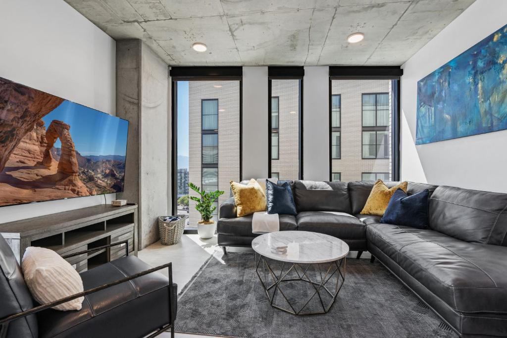 Rio Grande Apartment | Delta Center 2Bd 2Bath Pool Gym!