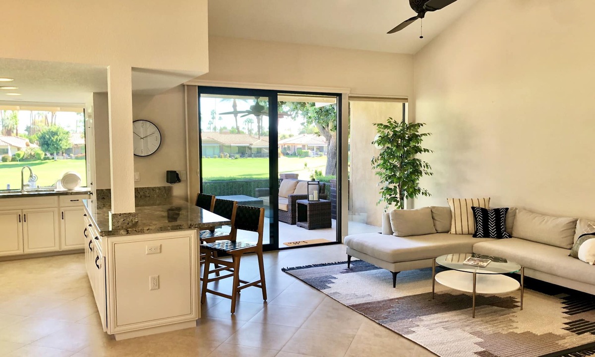 Palm Desert House | Desert Escape! Enjoy an updated home in the heart of Palm Desert @ Monterey CC.