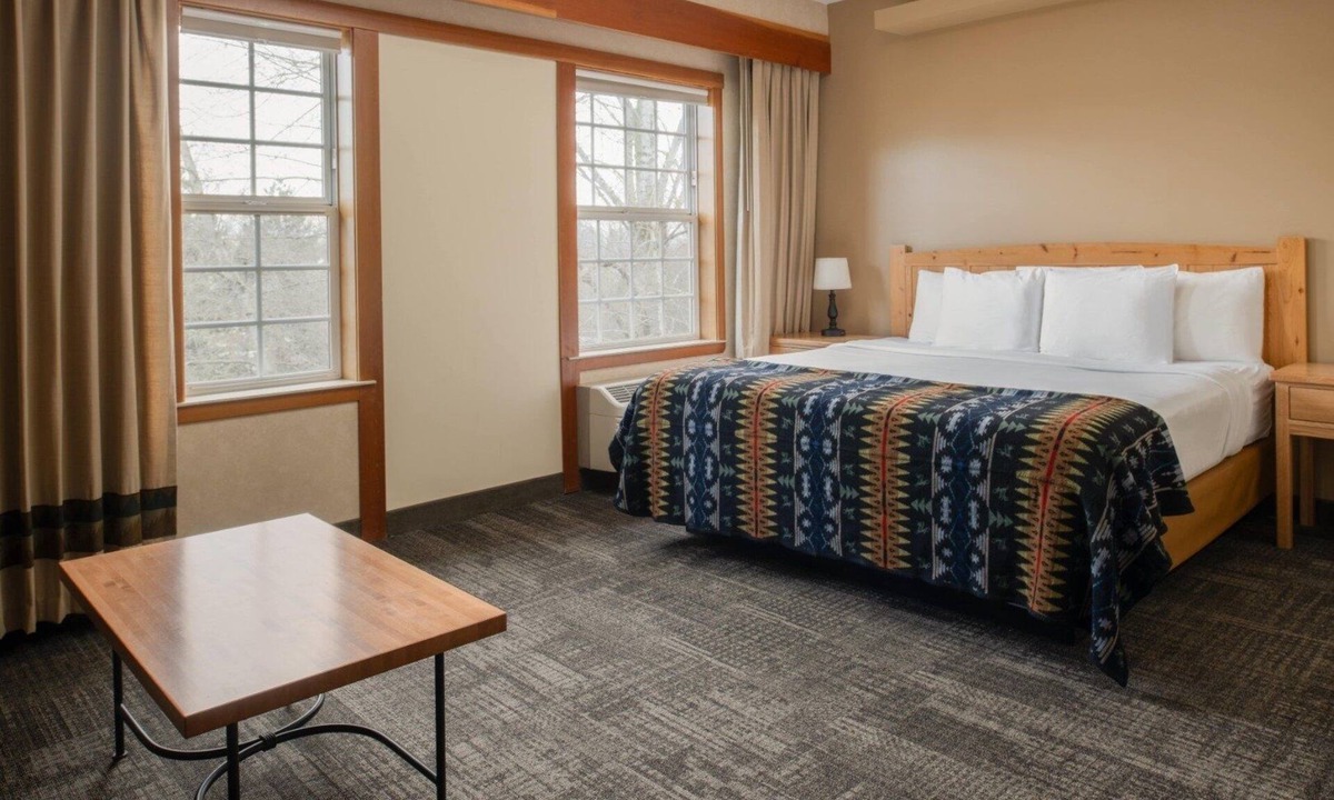 Vancouver Hotel | Discover Comfort at This Lodge w/Gorgeous Lobby & Friendly Staff, Heated Pool