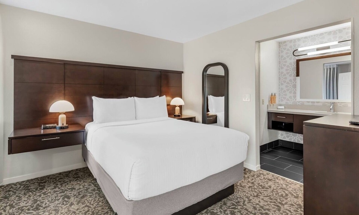 Chatsworth Hotel | Discover Serenity w/Outdoor Fireplace, Pool & Breakfast Served Daily, 3 Units
