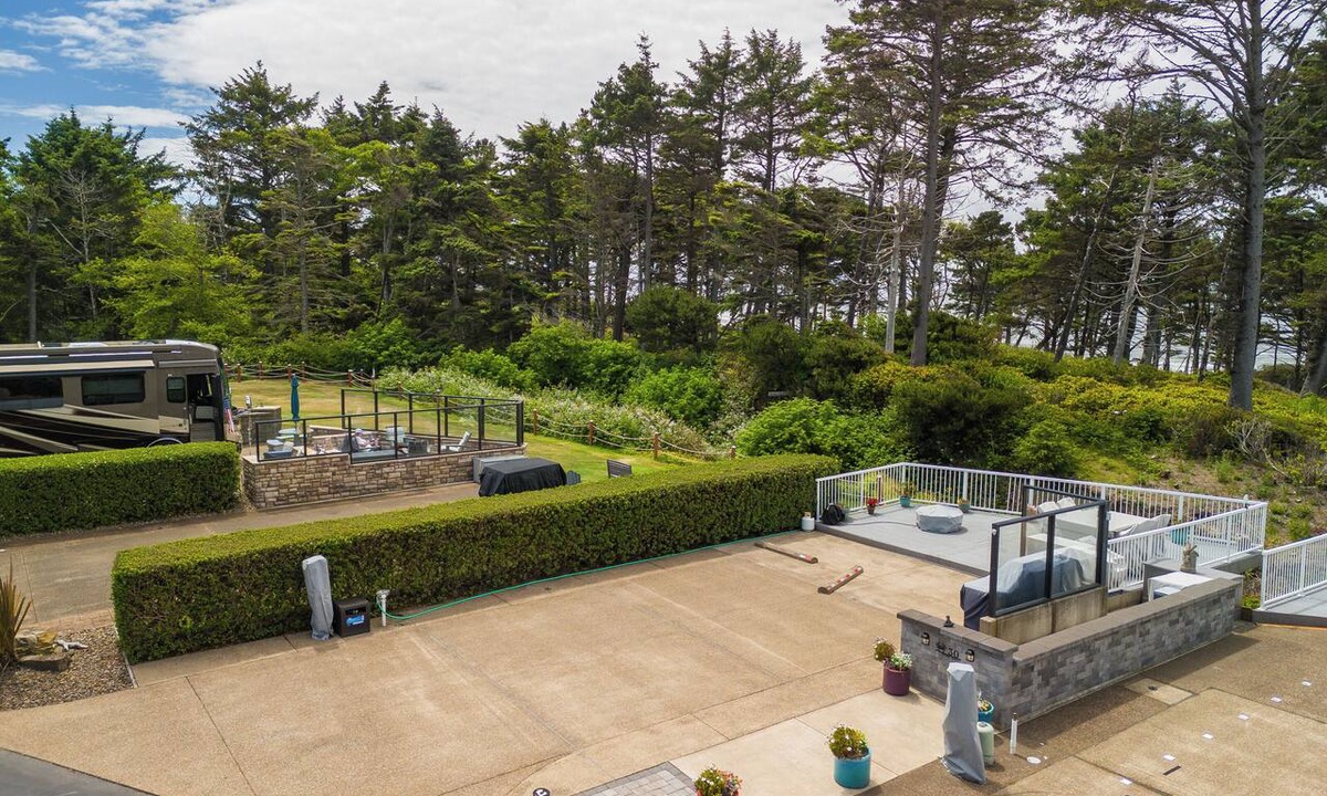 Agate Beach RV Rental | Dog Friendly, Available with 50AMP, 30AMP, Water and Sewer hook up's, WiFi