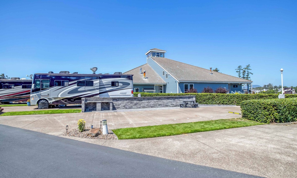 Agate Beach RV Rental | Dog Friendly, Available with 50AMP, 30AMP, Water and Sewer hook up's, WiFi