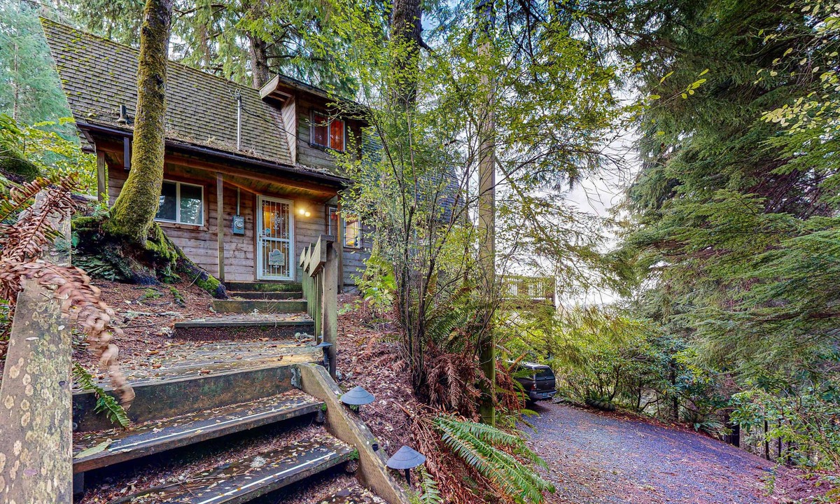 Otis Cabin | Dog friendly cabin with ocean view fast WiFi fireplace and washer dryer