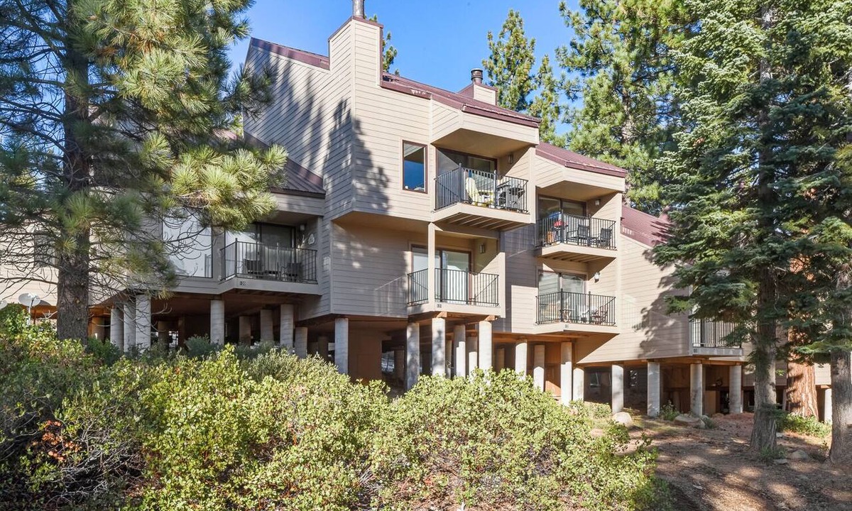 Carnelian Woods Condo | Dog-Friendly Carnelian Woods Lake View Condo