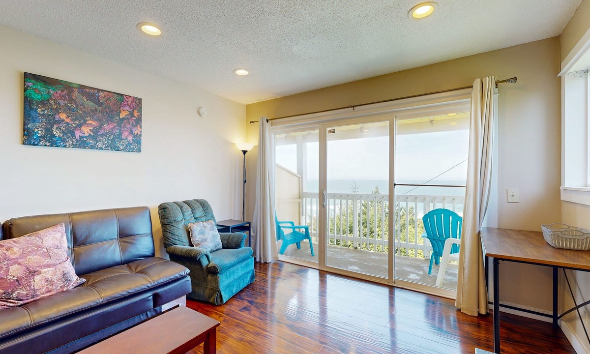 Lincoln City House | Dog-Friendly Condo with Ocean View & Beach Access - Perfect for Family Fun