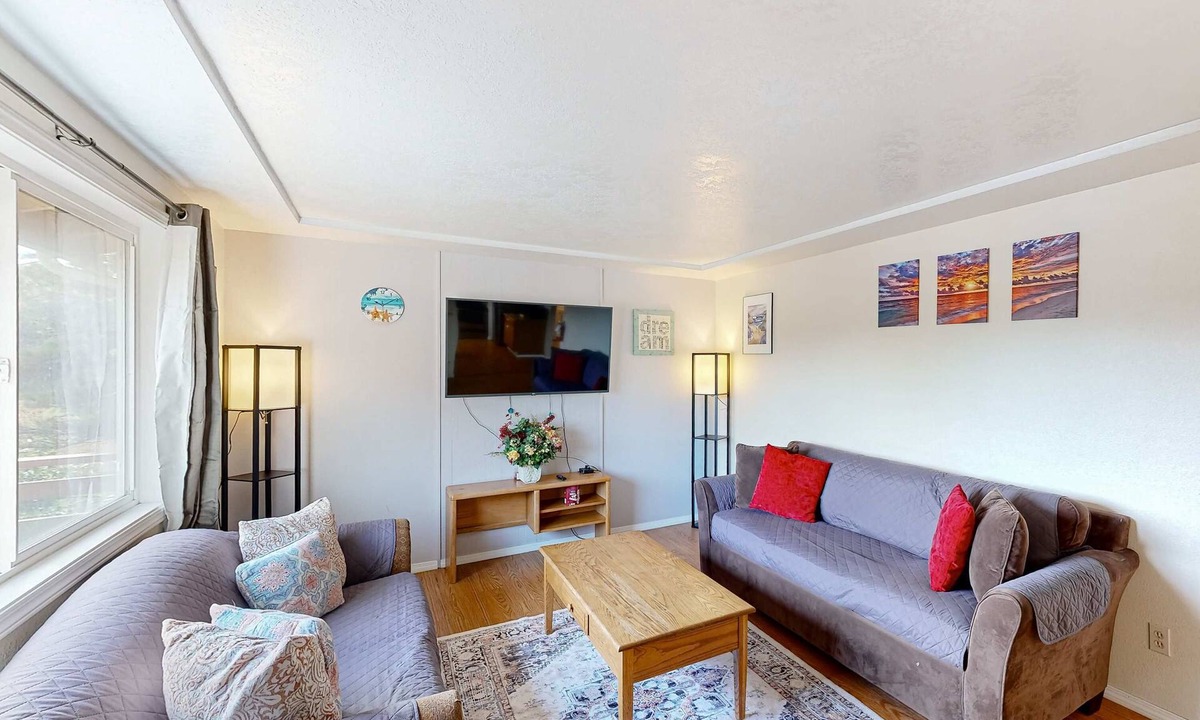 Newport Condo | Dog-friendly duplex in the Heart of Nye beach near the beach & downtown