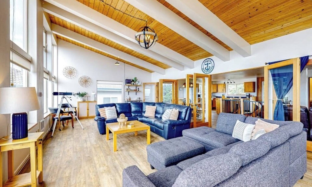 Florence House | Dog-friendly home with amazing ocean & sunset views - walk to Ocean Way Beach
