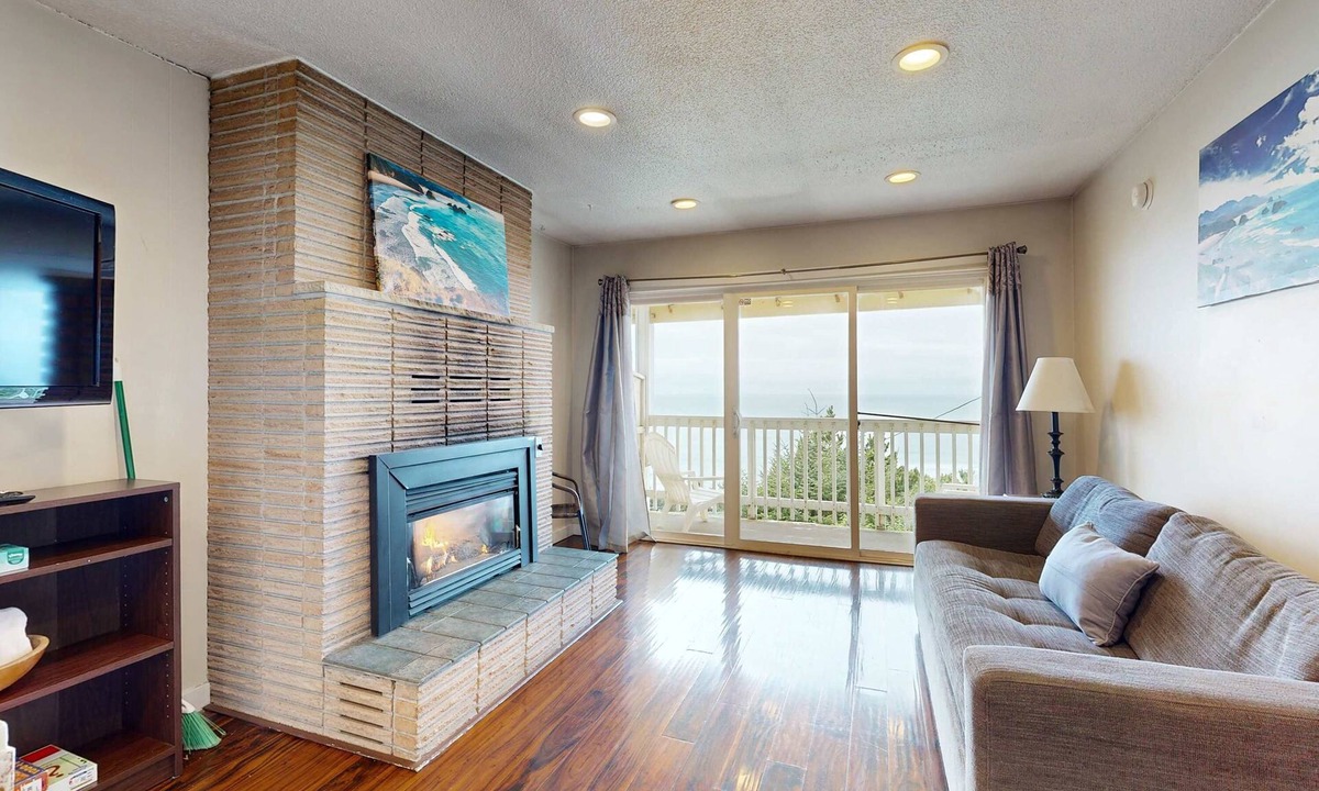 Lincoln City House | Dog Friendly Oceanview Condo with Great Location and Nearby Beach Access
