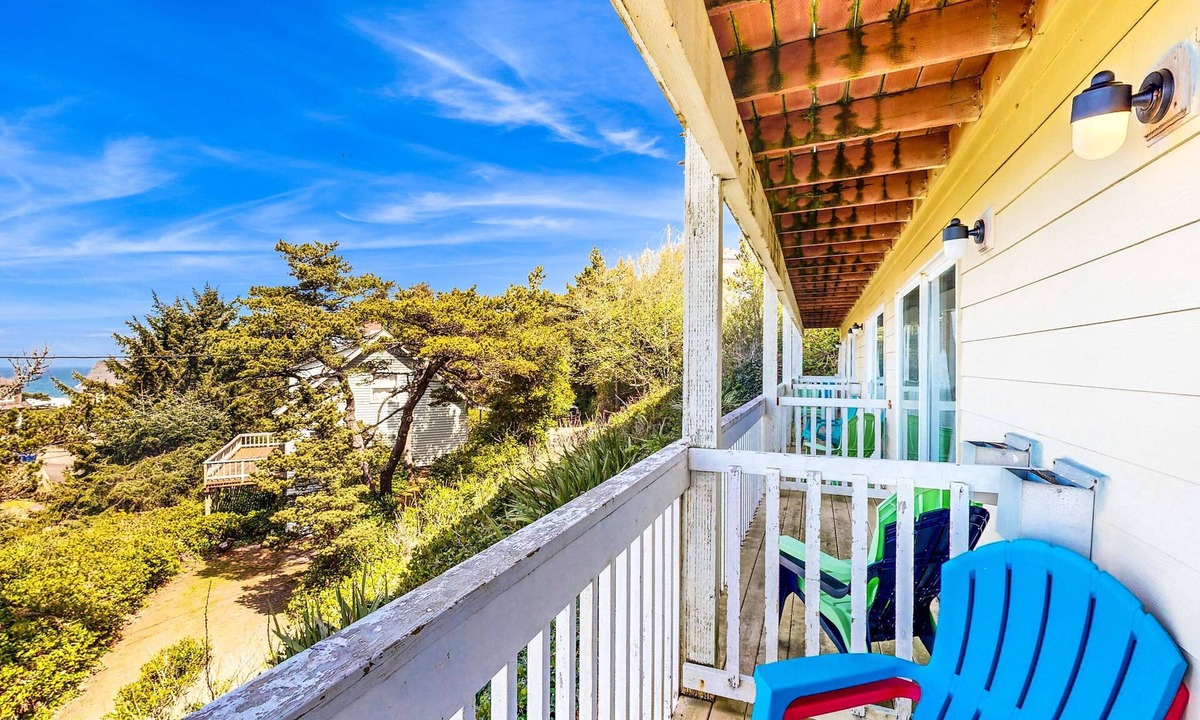 Lincoln City House | Dog Friendly Studio with Ocean Views and Balcony Close to the Beach