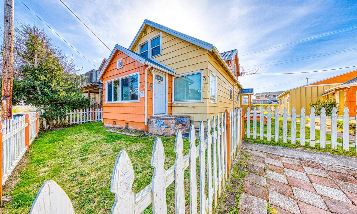 Rockaway Beach Cabin | Dog-Friendly Triplex (3 private apartments) - Easy Walk to the Beach & Town
