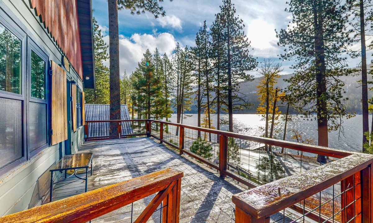 Truckee House | Dog-friendly waterfront cabin with lake views & access - close to slopes