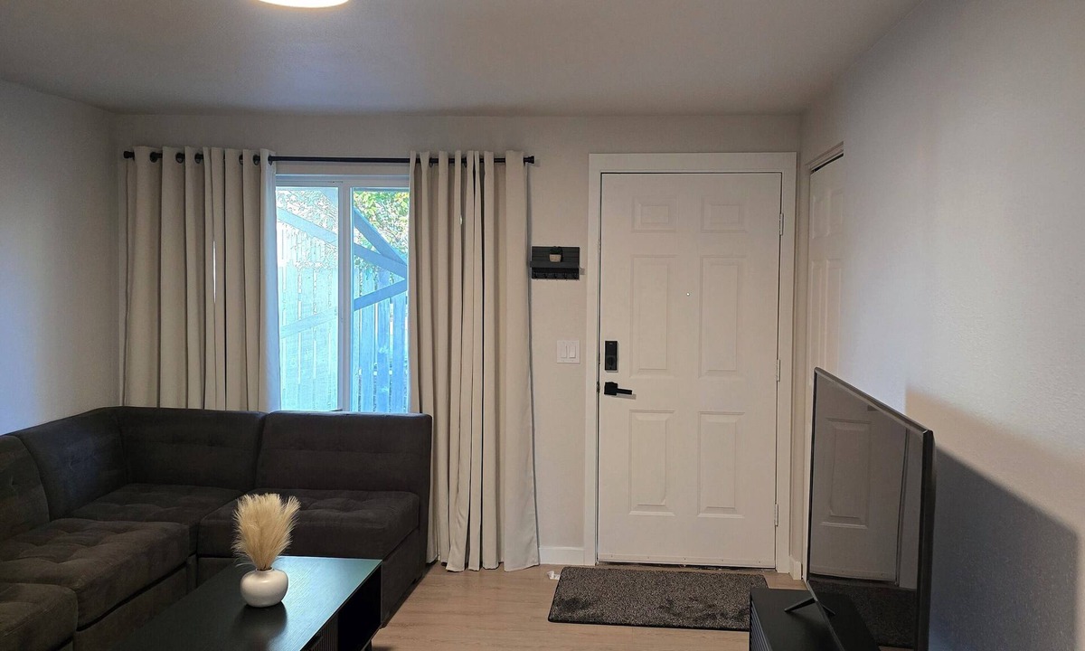 Roosevelt Apartment | Downstairs Apt 2-Bedroom Stay by Downtown Hotspots
