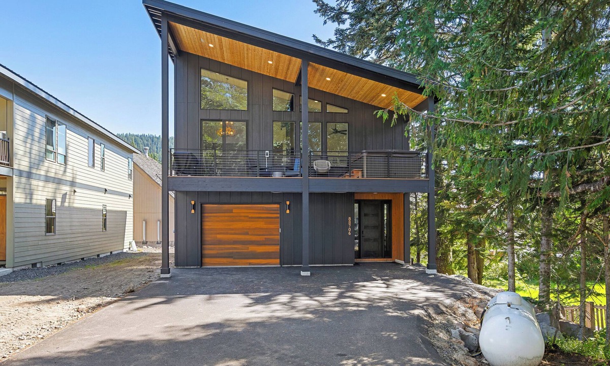Government Camp House | Downtown Govy Lodge, 4 bedroom with Hot Tub, AC, WiFi and Game Room!