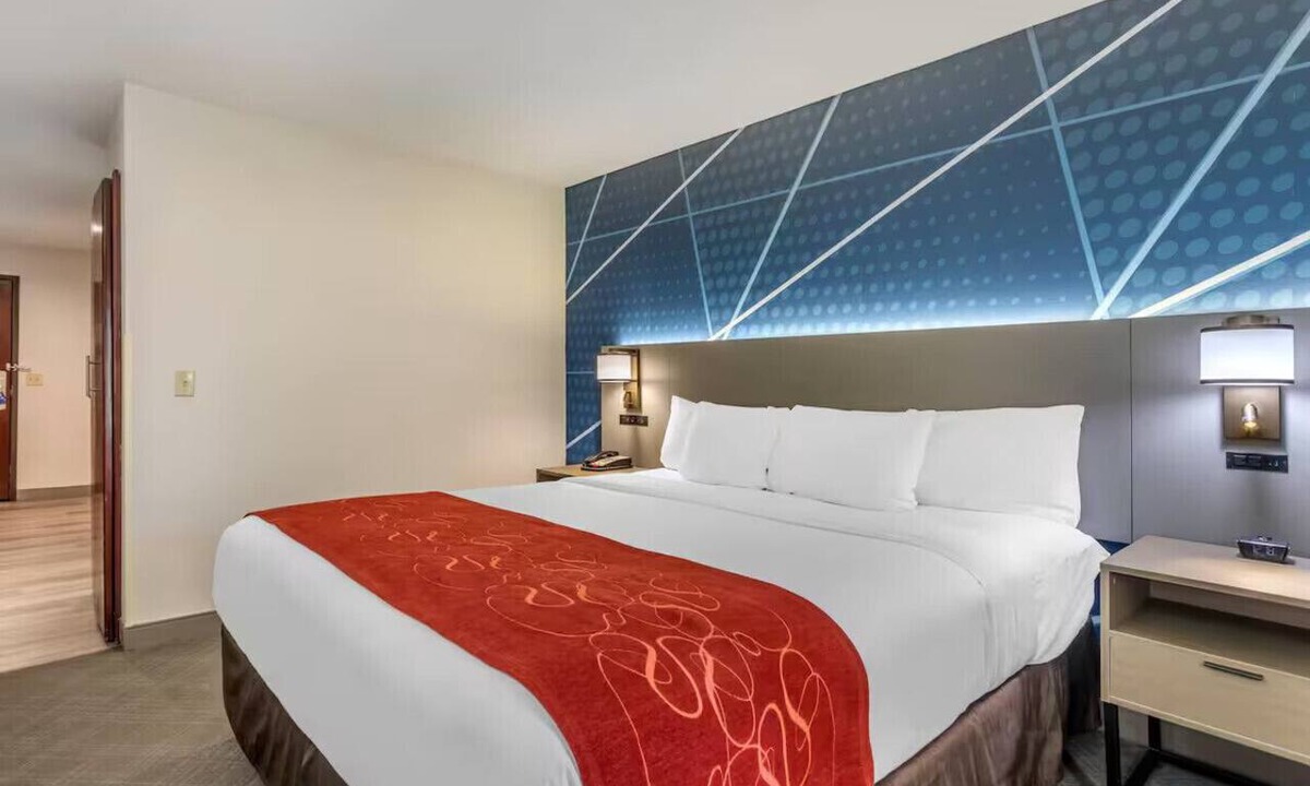 Downtown Sacramento Hotel | Downtown Sacramento King Suite w/Breakfast & Pool