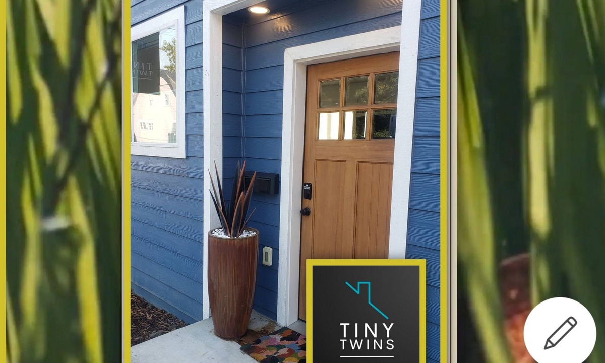 Roseburg House | Downtown Stay at the Blue Tiny Twin